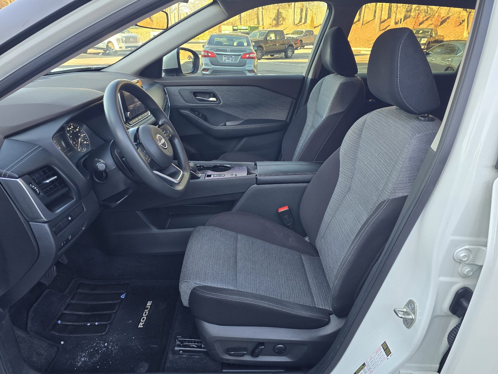 Used 2023 Nissan Rogue SV image 11