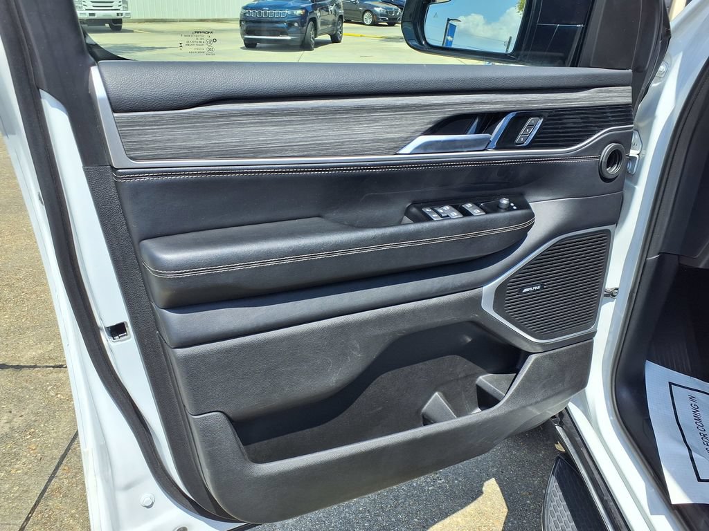 Used 2024 Jeep Wagoneer Series II w/ Flexible Seating Group RWD image 17