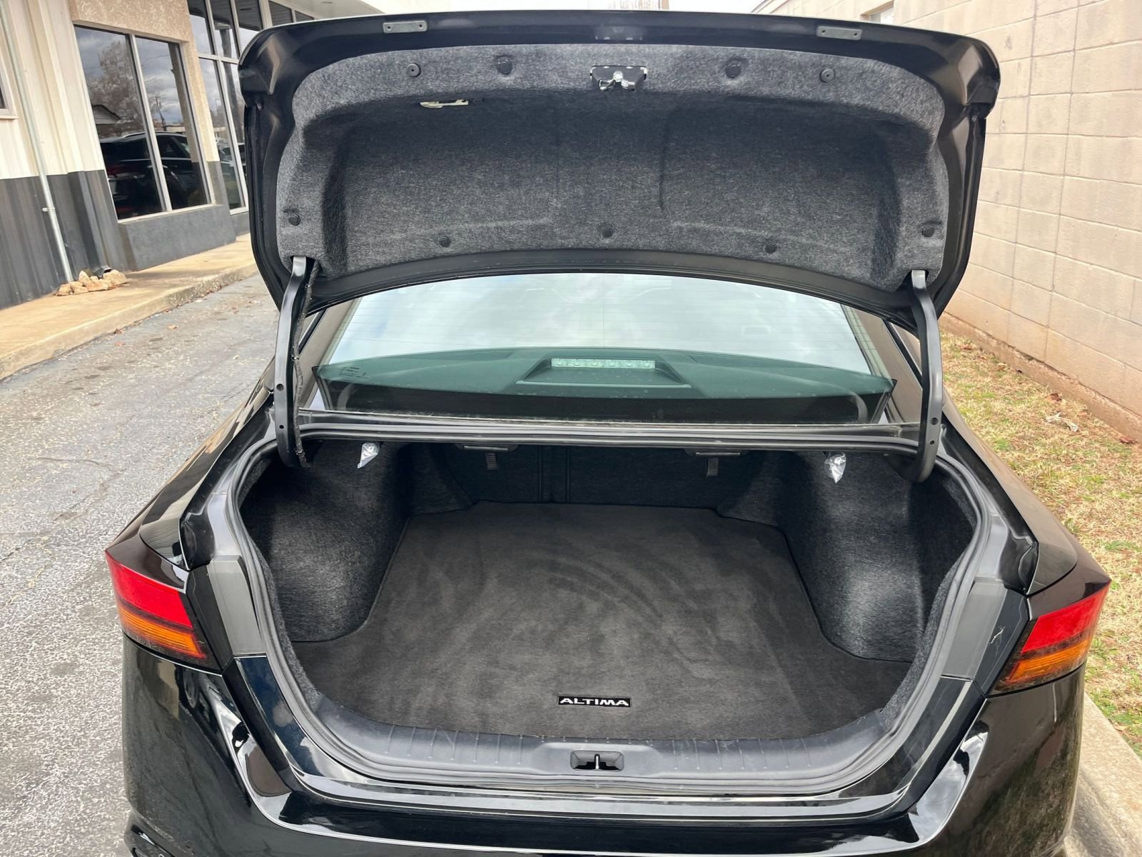 Used 2025 Nissan Altima 2.5 SV image 30