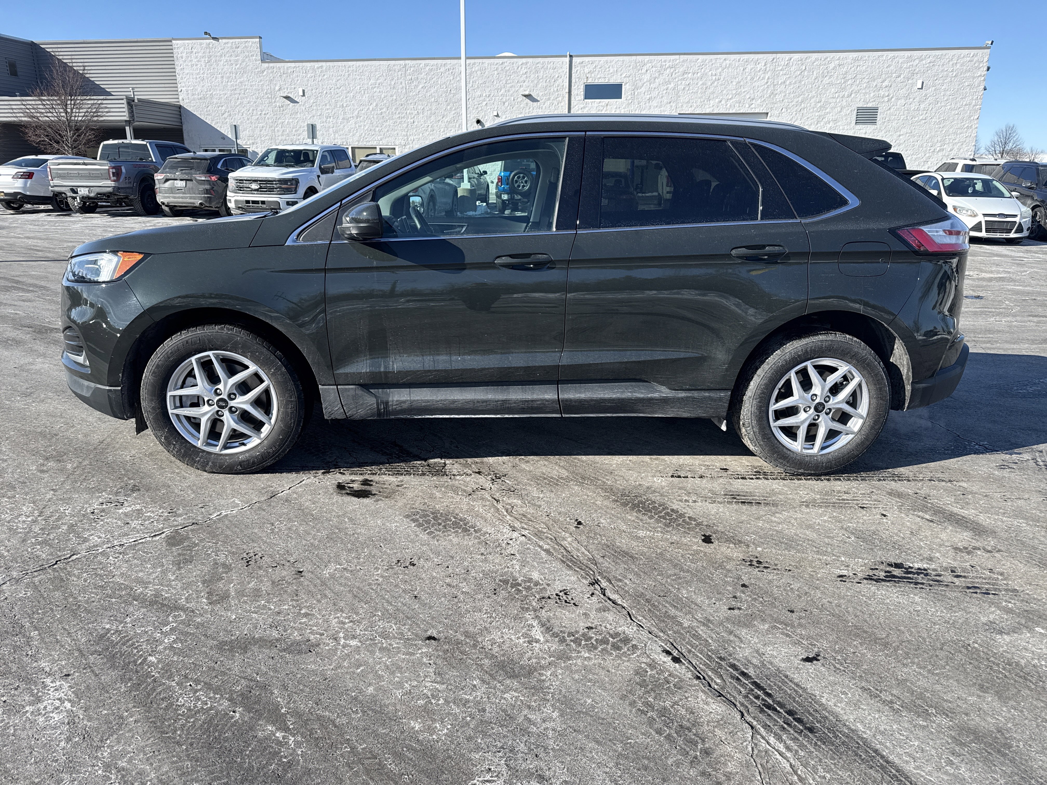 Used 2024 Ford Edge SEL w/ Convenience Package image 3
