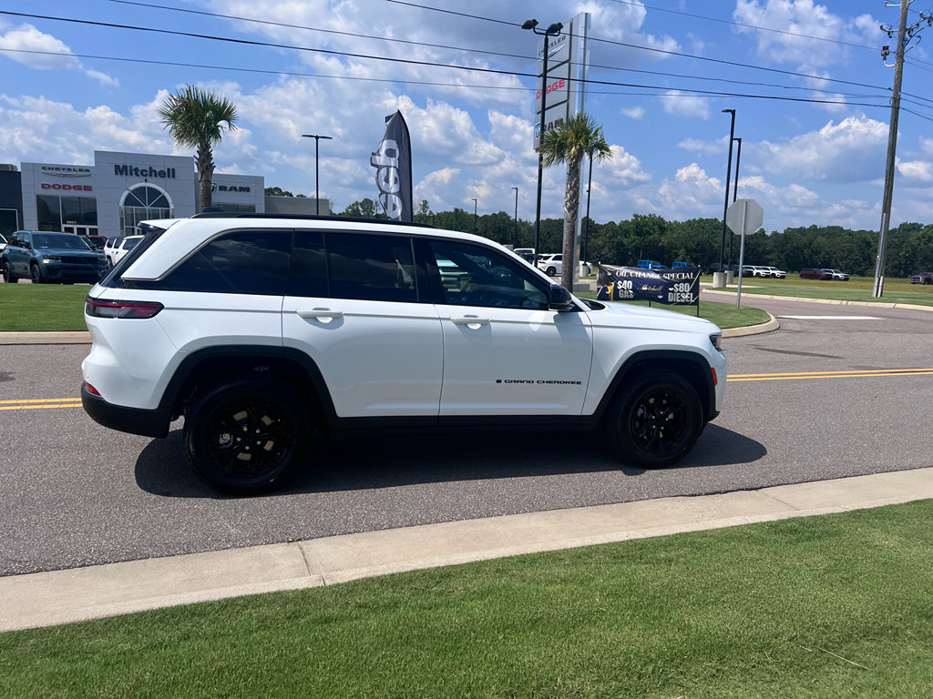 New 2026 Jeep Grand Cherokee Altitude AWD/4WD image 2