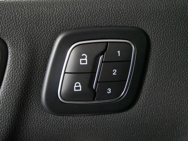 Certified 2025 Ford Escape Platinum AWD/4WD image 17