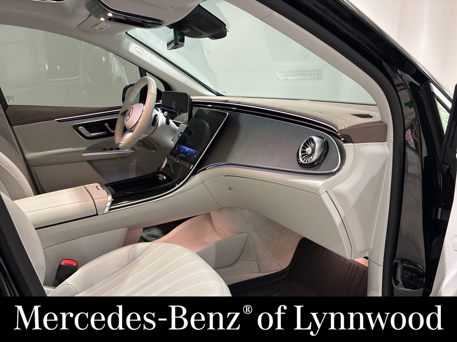 Used 2023 Mercedes-Benz EQE 500 4MATIC SUV image 28