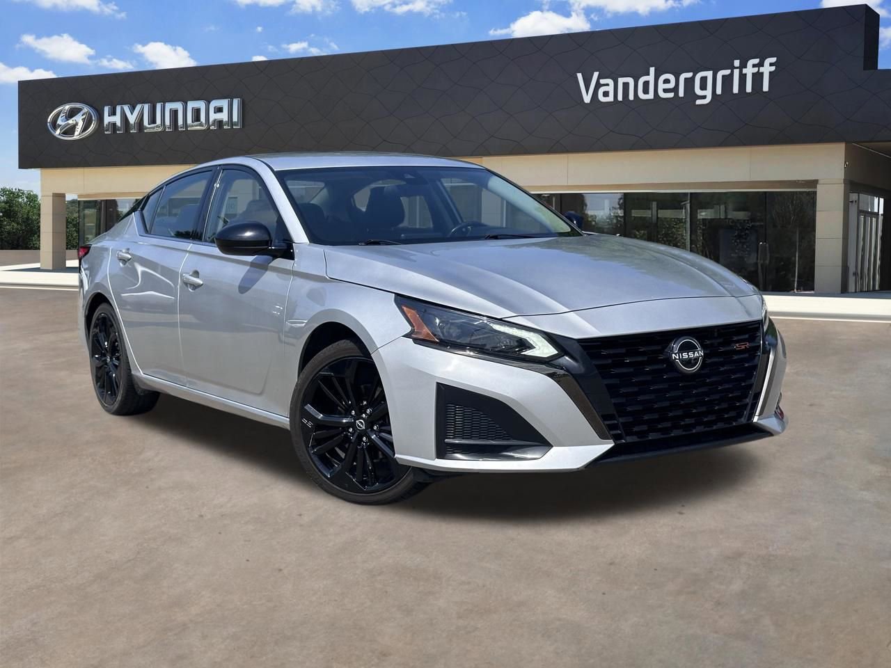 Used 2023 Nissan Altima 2.5 SR image 1