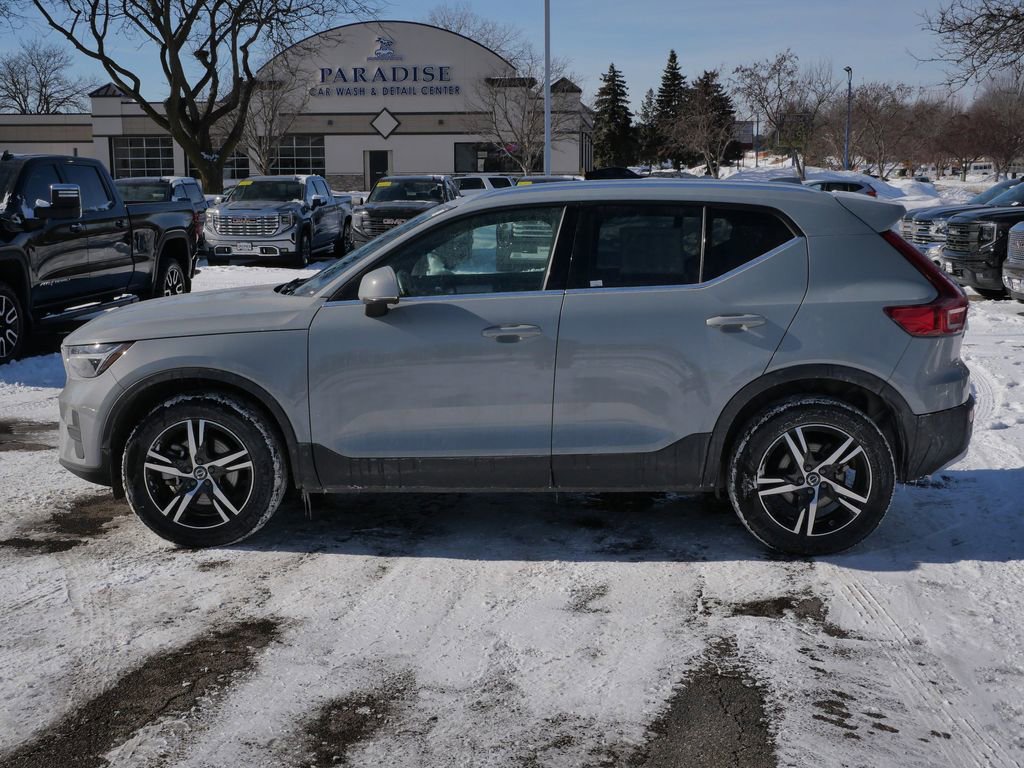 Used 2024 Volvo XC40 B5 Core image 5