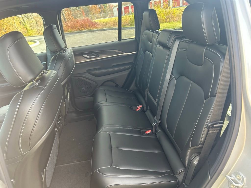 New 2025 Jeep Grand Cherokee Limited image 17