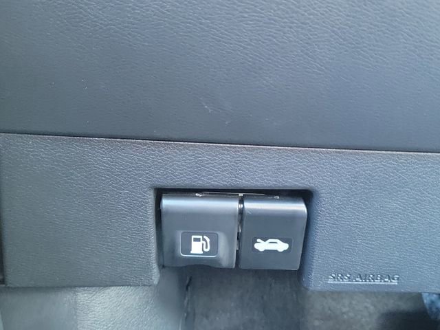 Used 2025 Nissan Versa SV w/ Trunk Package image 31