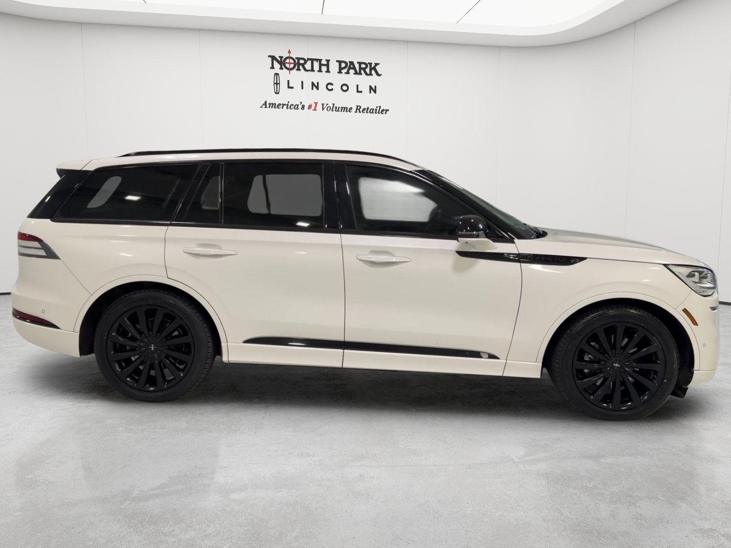 Used 2023 Lincoln Aviator Black Label Grand Touring w/ Class IV Trailer Tow Package AWD/4WD image 6
