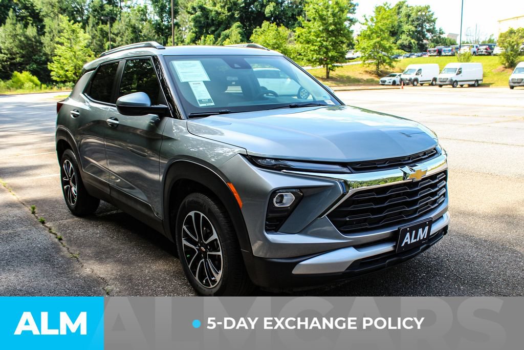 Used 2025 Chevrolet TrailBlazer LT FWD image 3