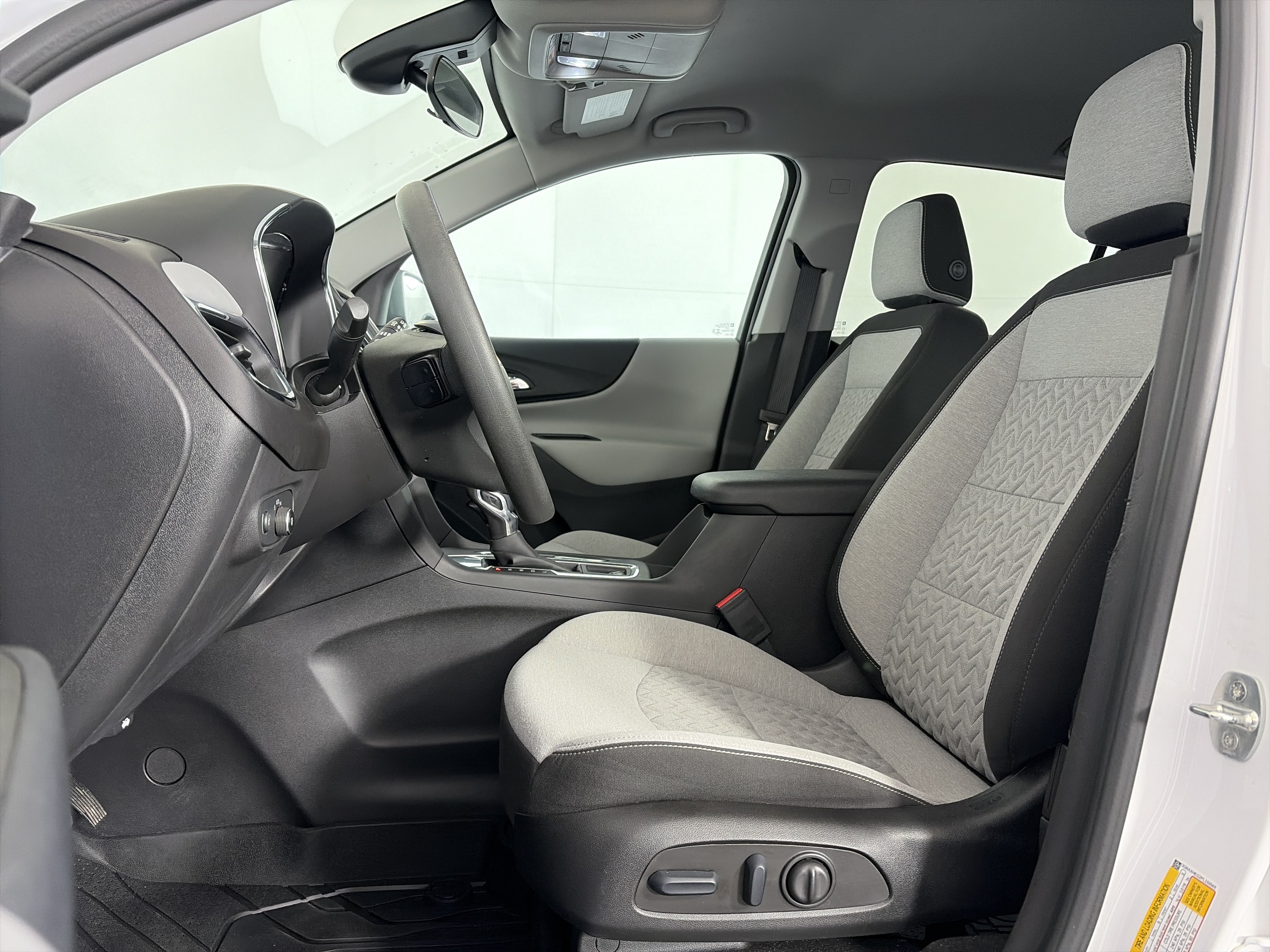 Used 2023 Chevrolet Equinox LS w/ LS Convenience Package FWD image 6