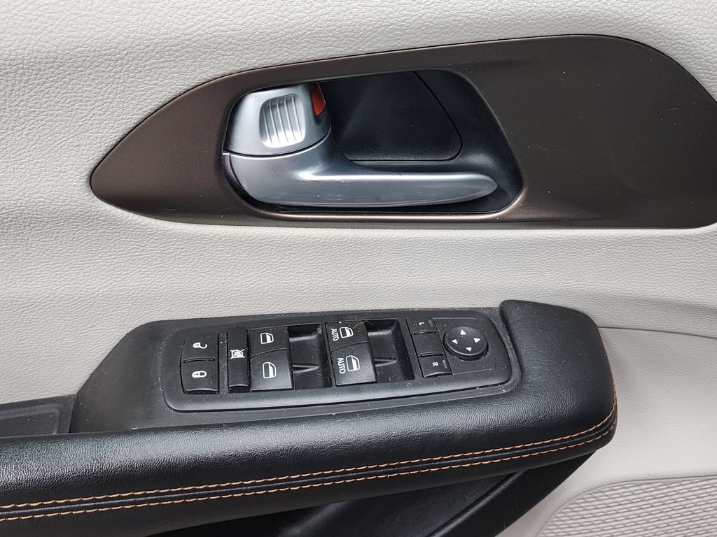 Used 2017 Chrysler Pacifica Touring-L FWD image 10