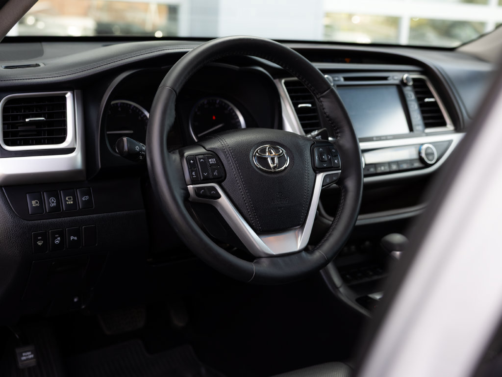 Used 2017 Toyota Highlander Limited Platinum AWD/4WD image 14