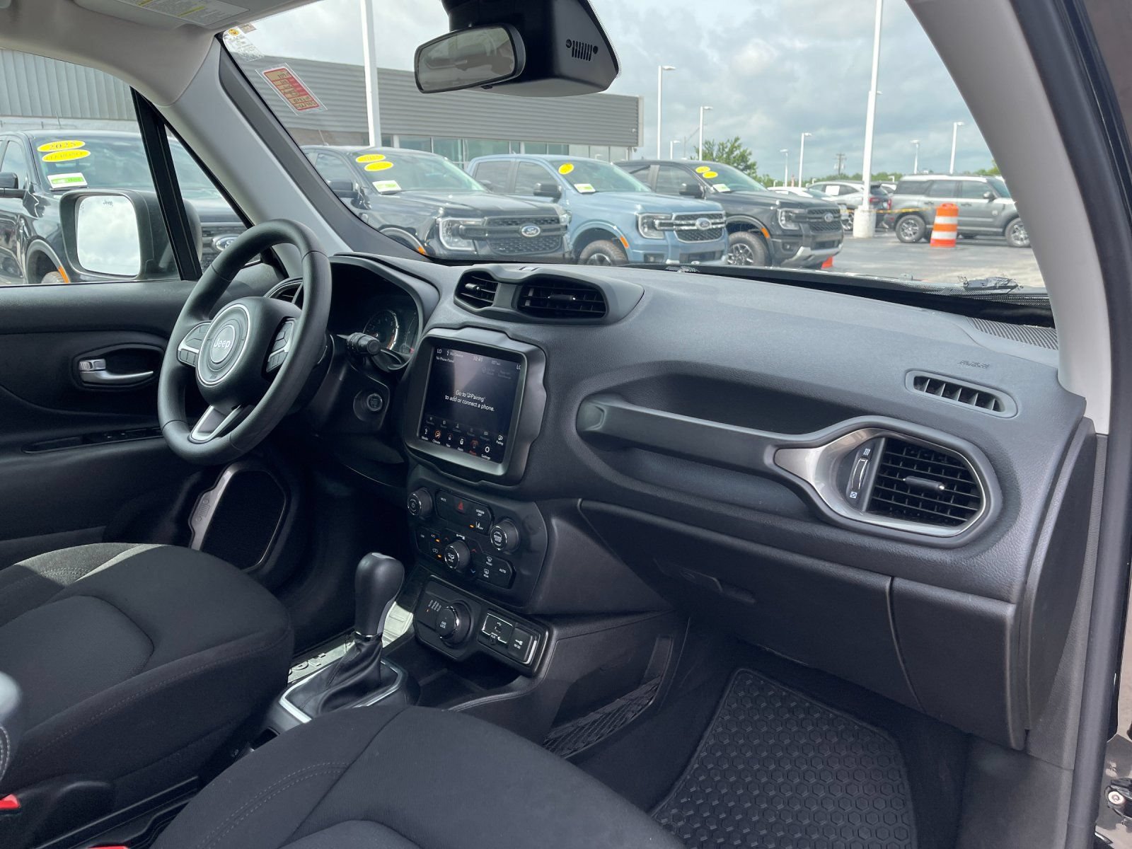 Used 2023 Jeep Renegade Latitude AWD/4WD image 18