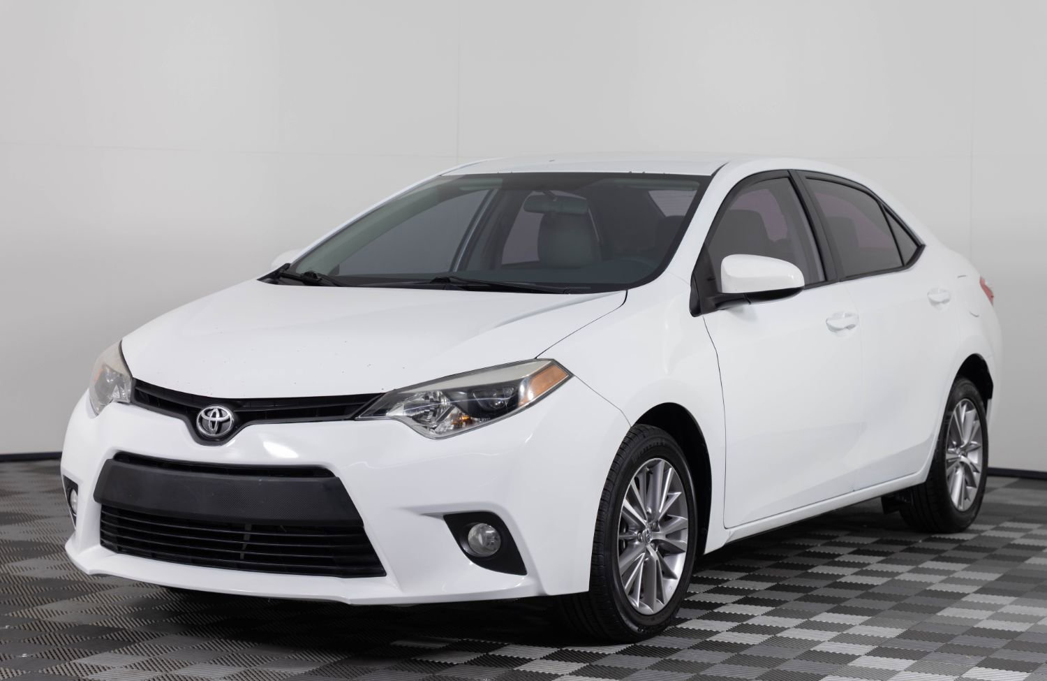 Used 2015 Toyota Corolla LE FWD image 2