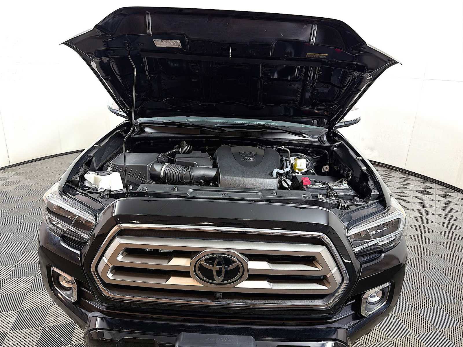 Used 2023 Toyota Tacoma Limited image 31