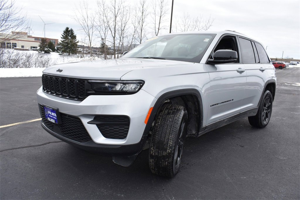 Used 2024 Jeep Grand Cherokee Altitude image 10