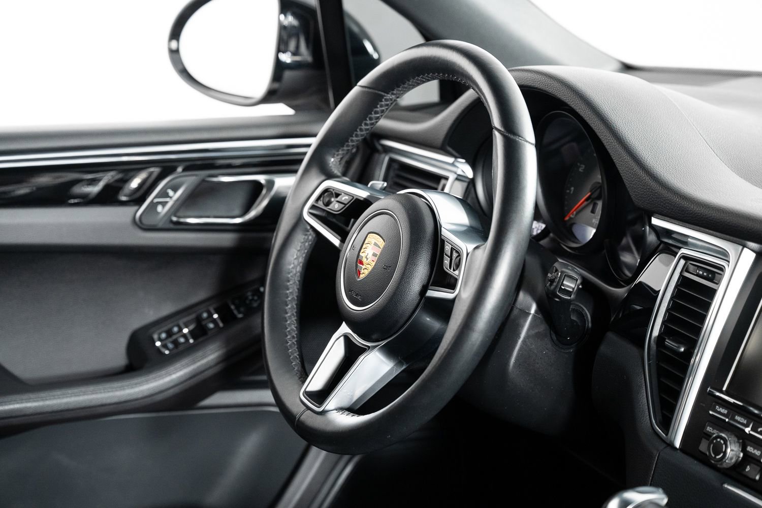 Used 2016 Porsche Macan S image 25