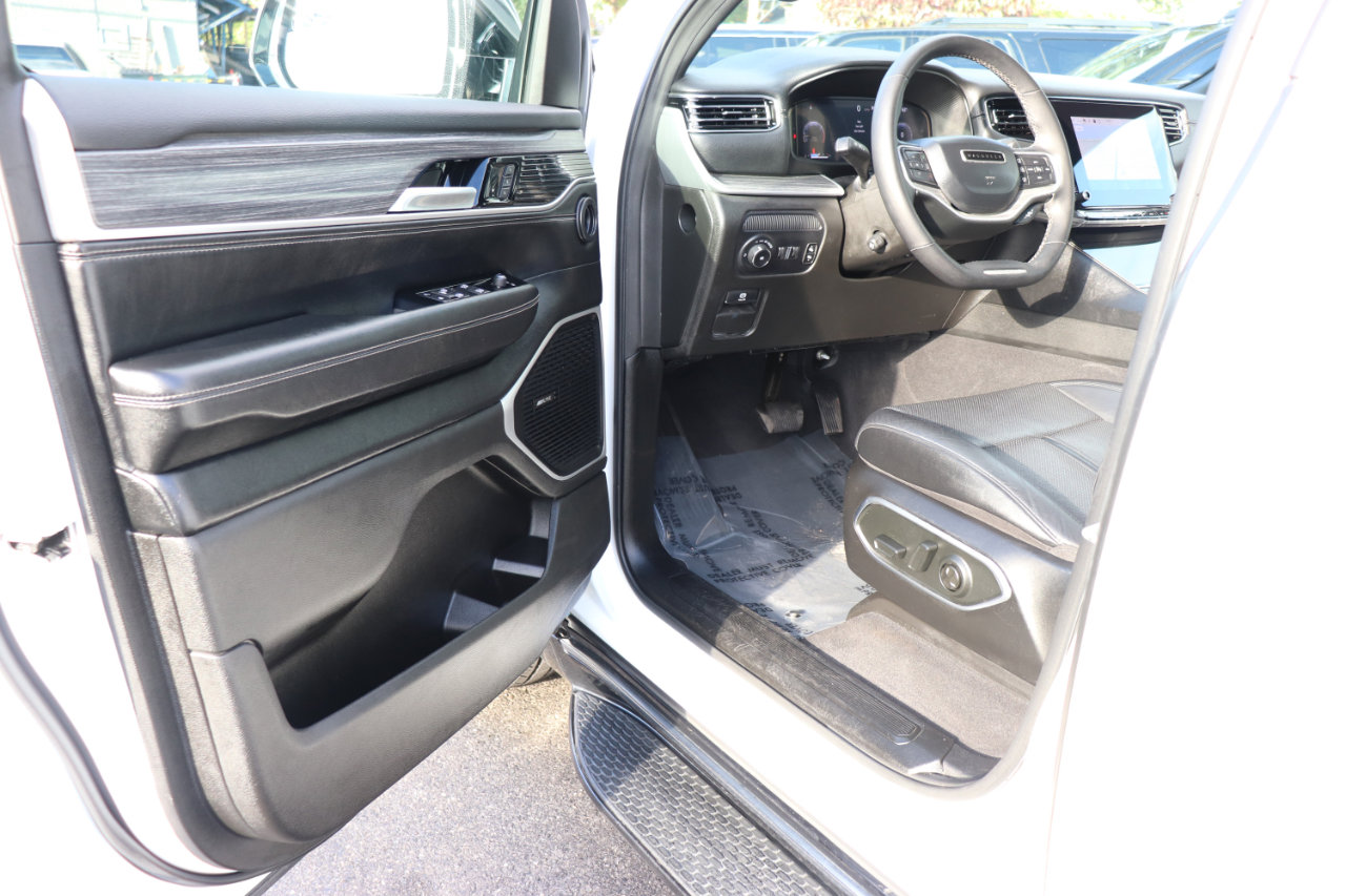 Used 2024 Jeep Wagoneer L Series II w/ Flexible Seating Group image 10