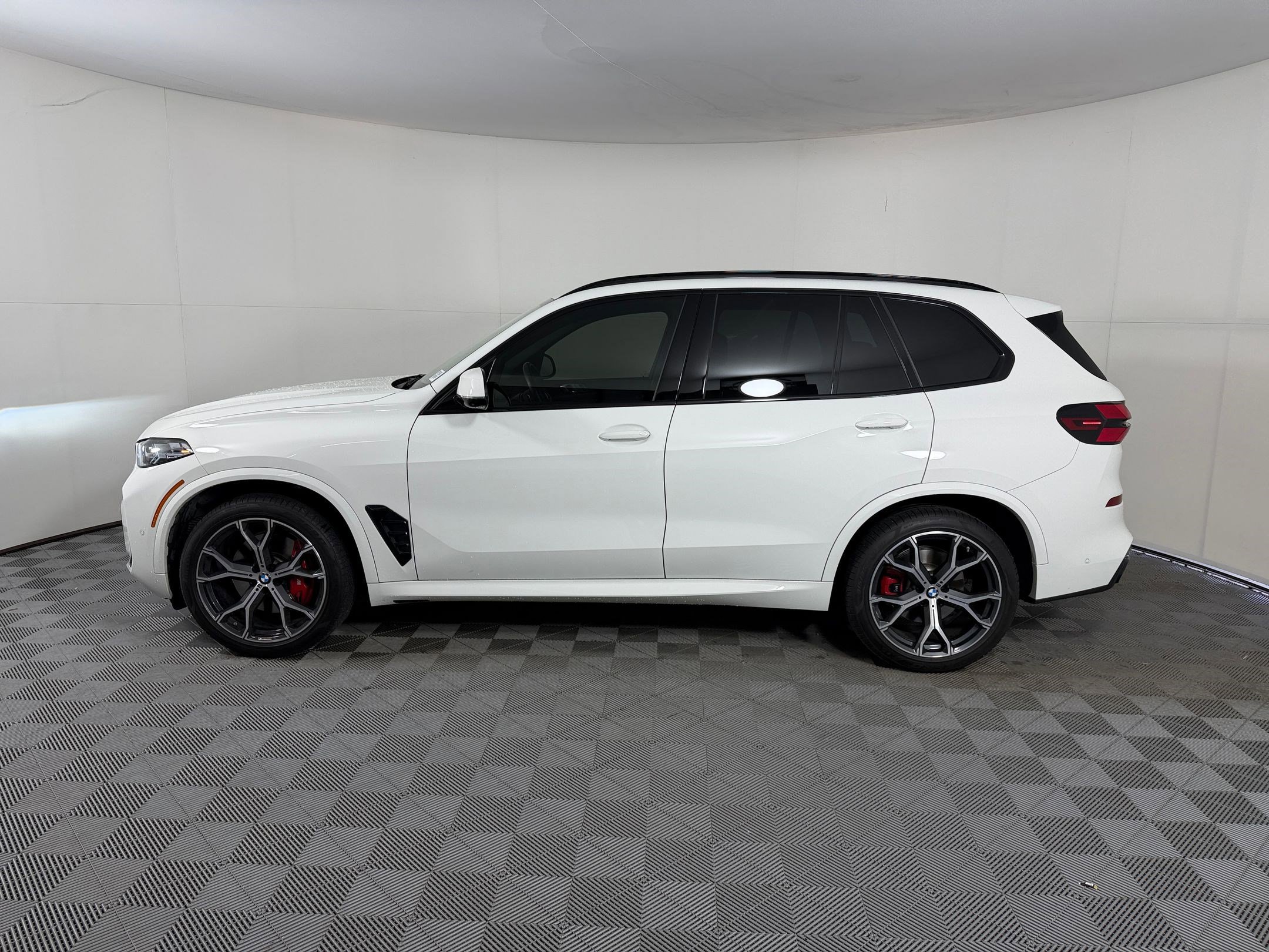 Used 2024 BMW X5 sDrive40i w/ M Sport Package RWD image 2