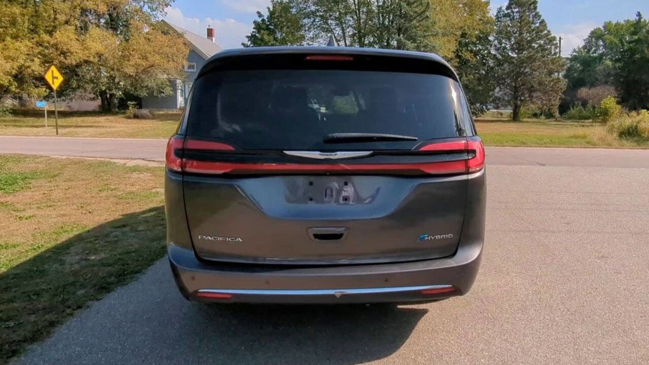 Used 2022 Chrysler Pacifica Touring-L w/ Uconnect Theater Family Group image 4