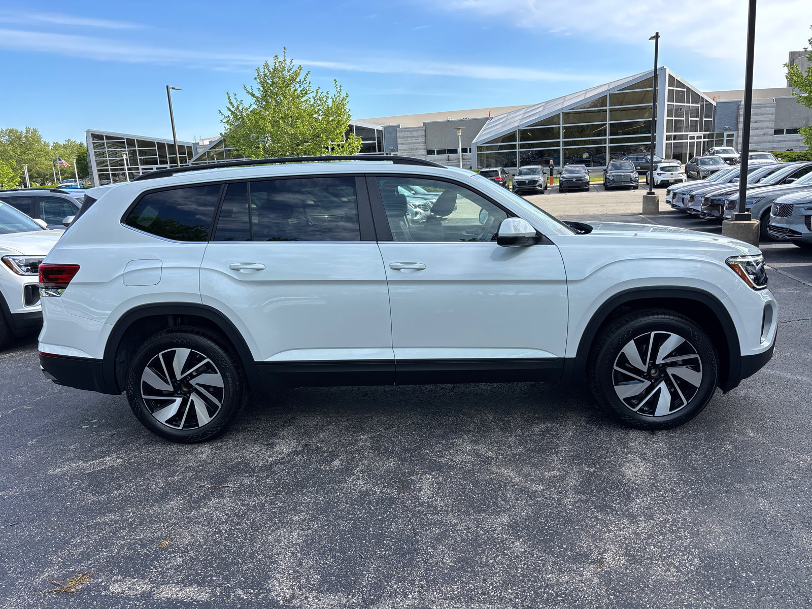 New 2026 Volkswagen Atlas SE FWD image 4