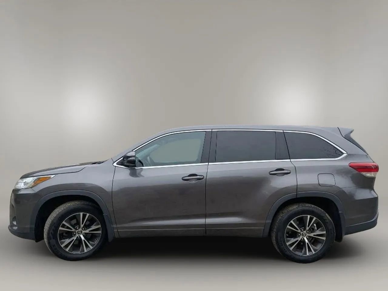 Used 2017 Toyota Highlander Plus AWD/4WD image 4