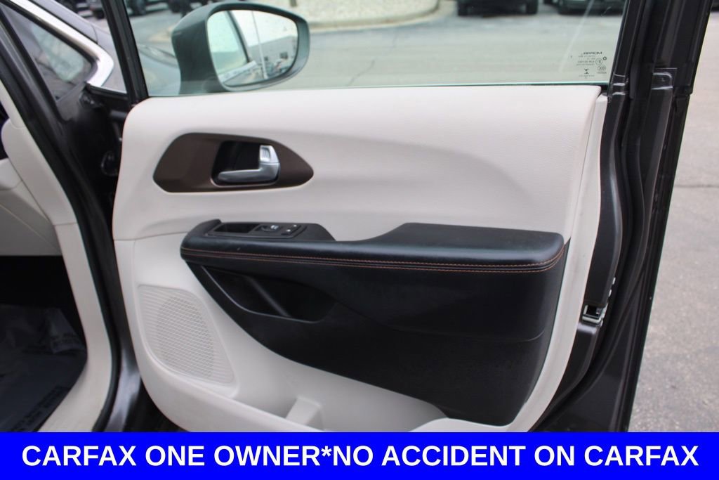 Used 2017 Chrysler Pacifica Touring-L image 22