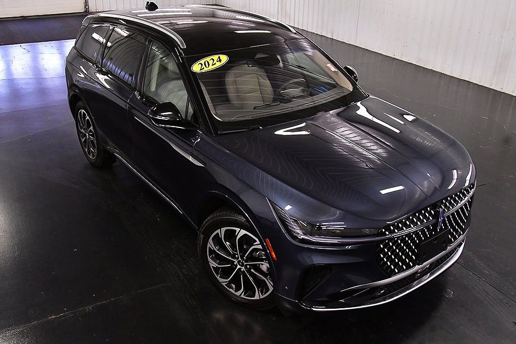 Used 2024 Lincoln Nautilus Reserve image 11