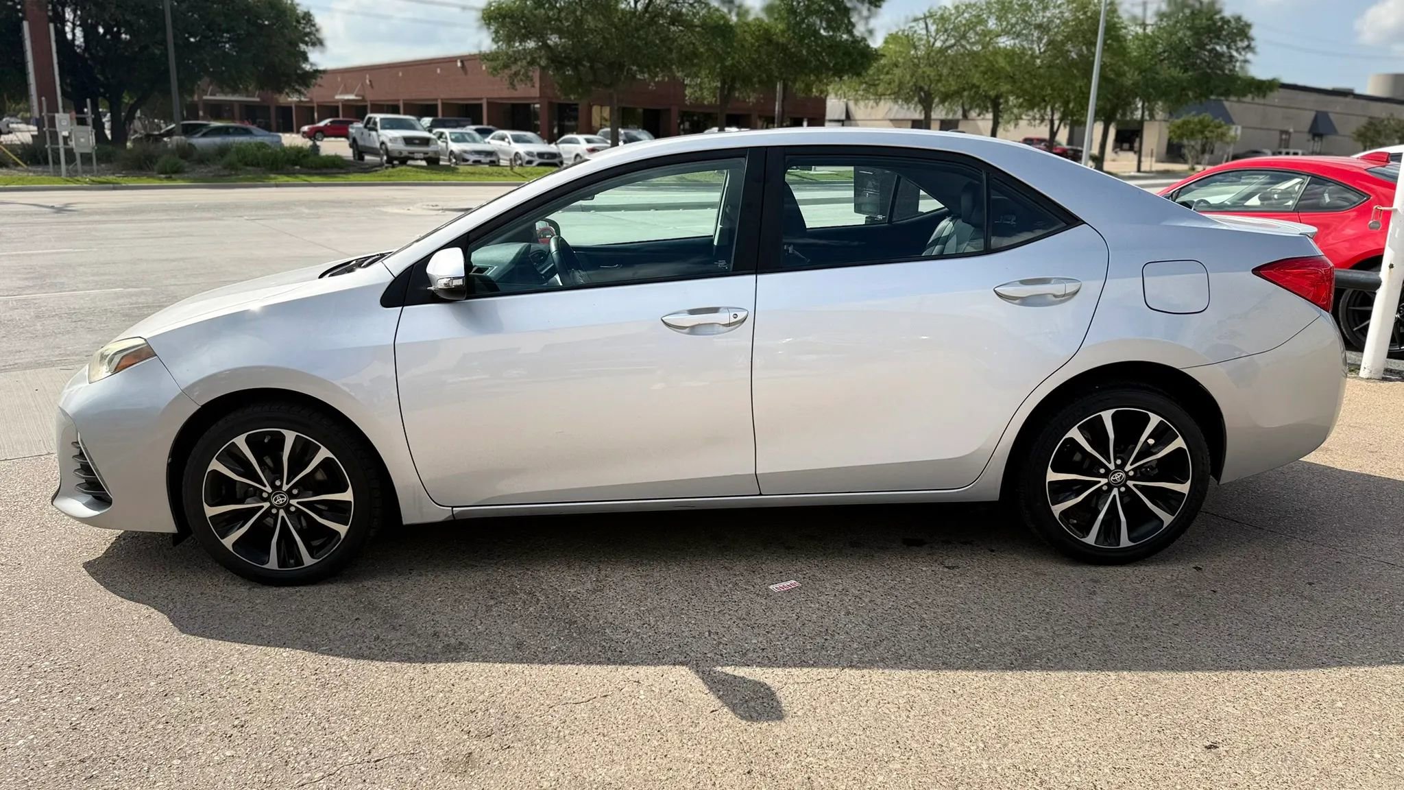 Used 2017 Toyota Corolla SE FWD image 2
