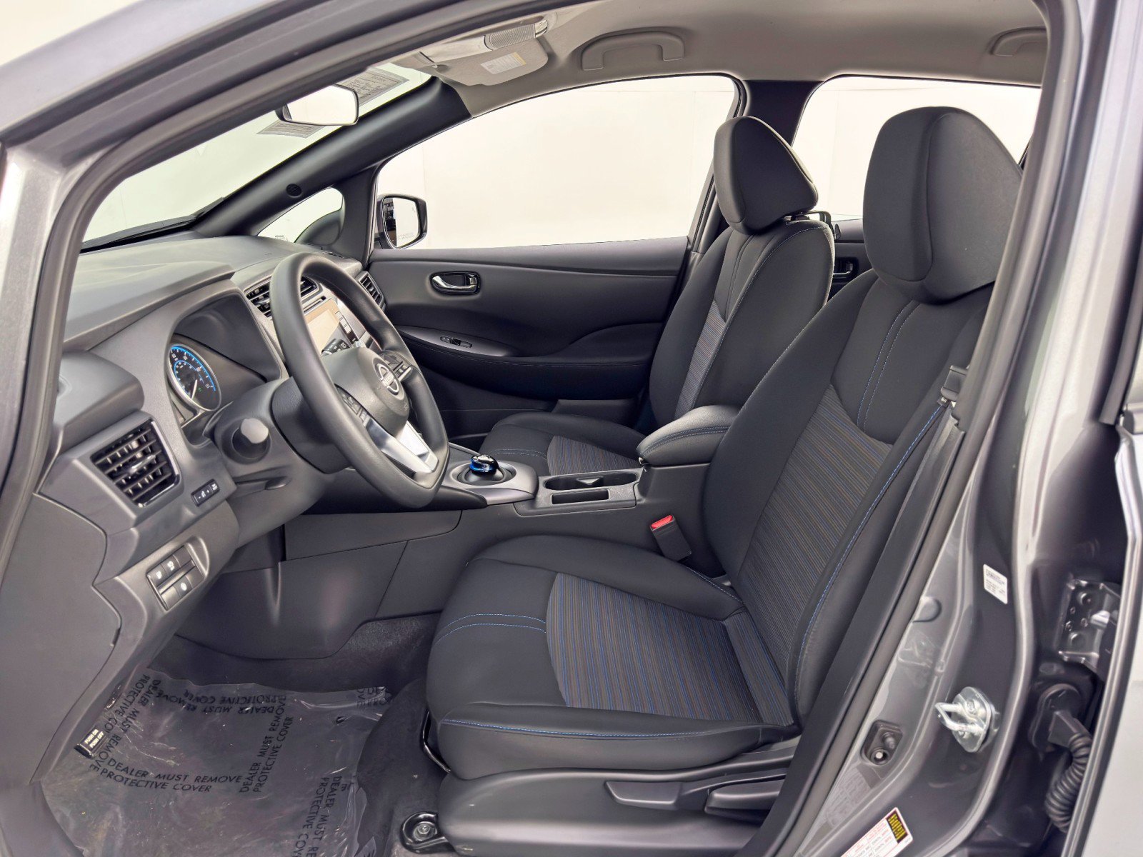 Used 2025 Nissan Leaf S image 15