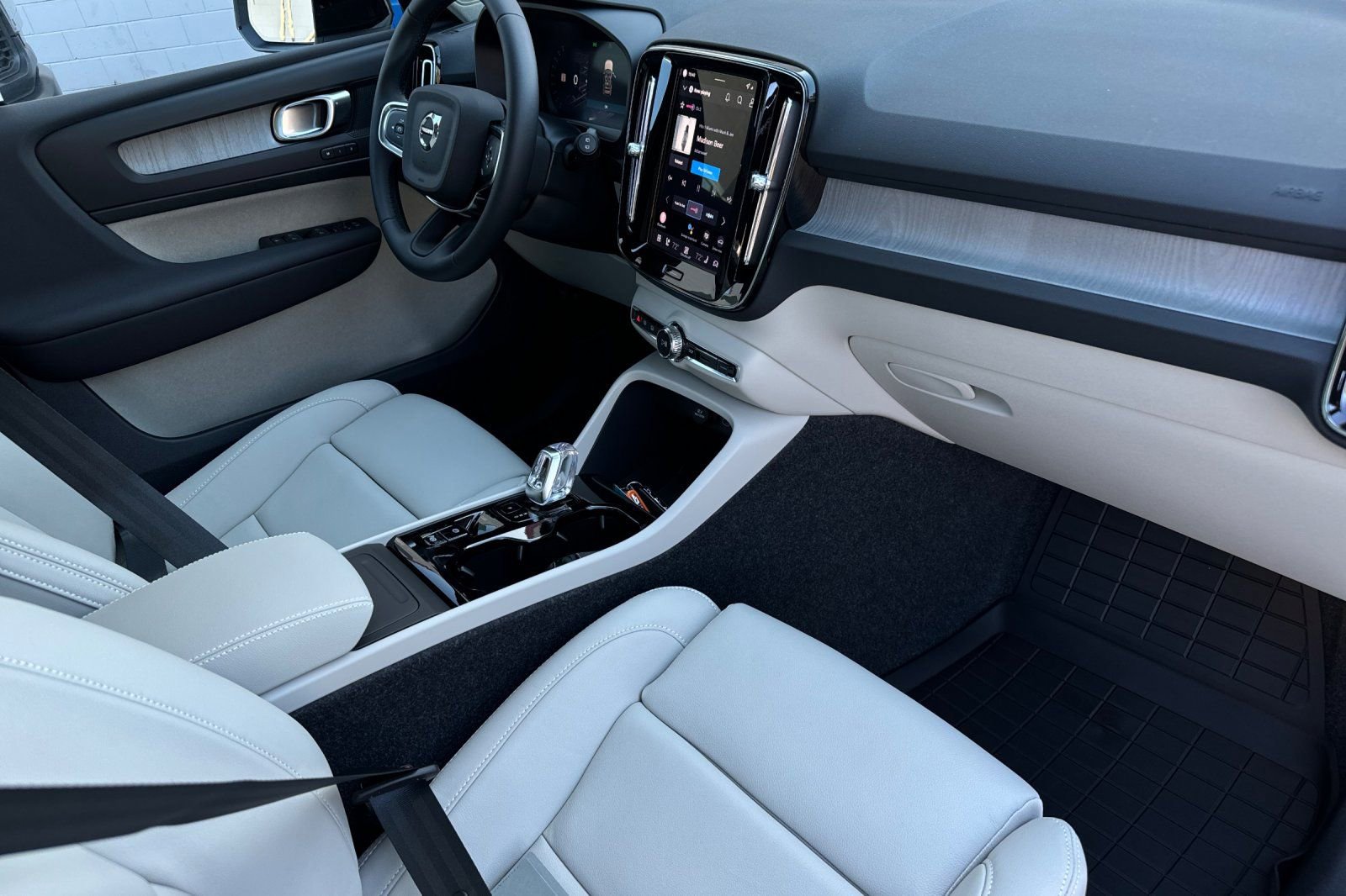 New 2026 Volvo XC40 B5 Plus w/ Protection Package Premier image 16