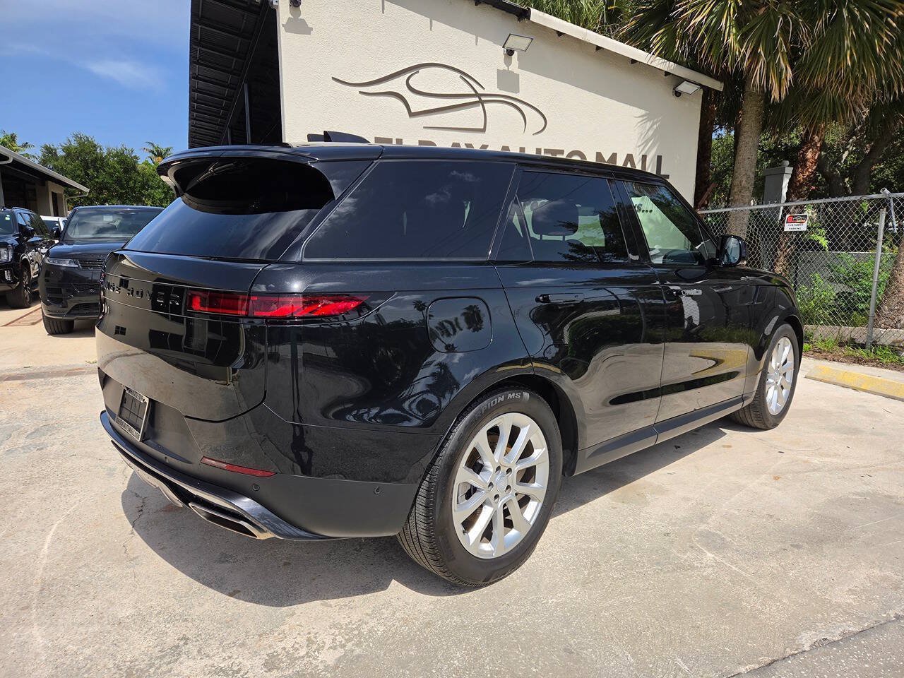 Used 2025 Land Rover Range Rover Sport SE AWD/4WD image 5