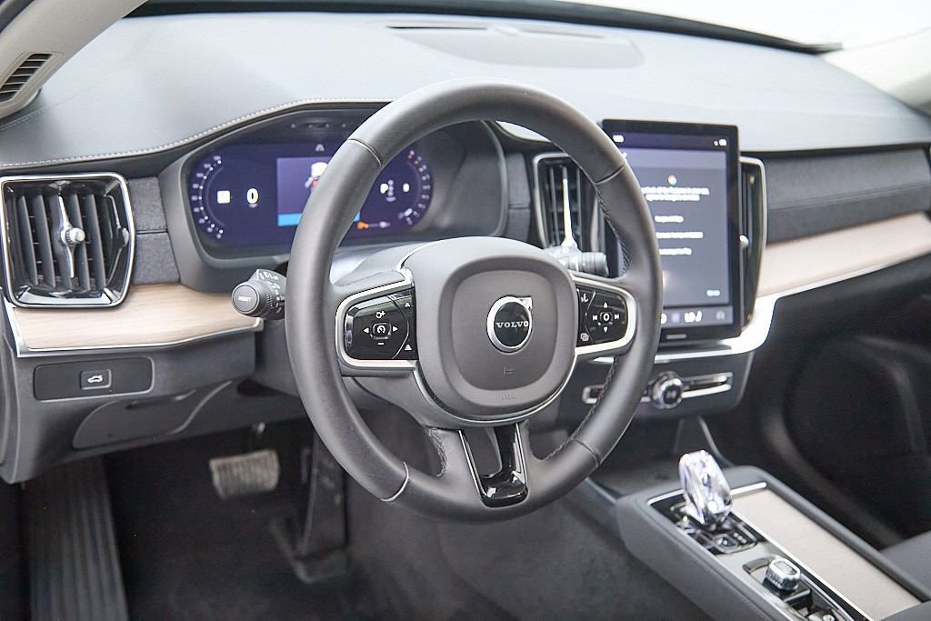 Used 2025 Volvo XC90 B6 Plus image 13