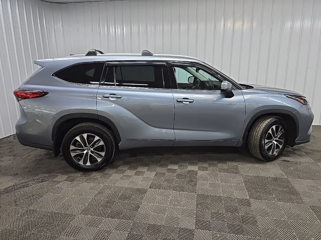Used 2022 Toyota Highlander XLE AWD/4WD image 2