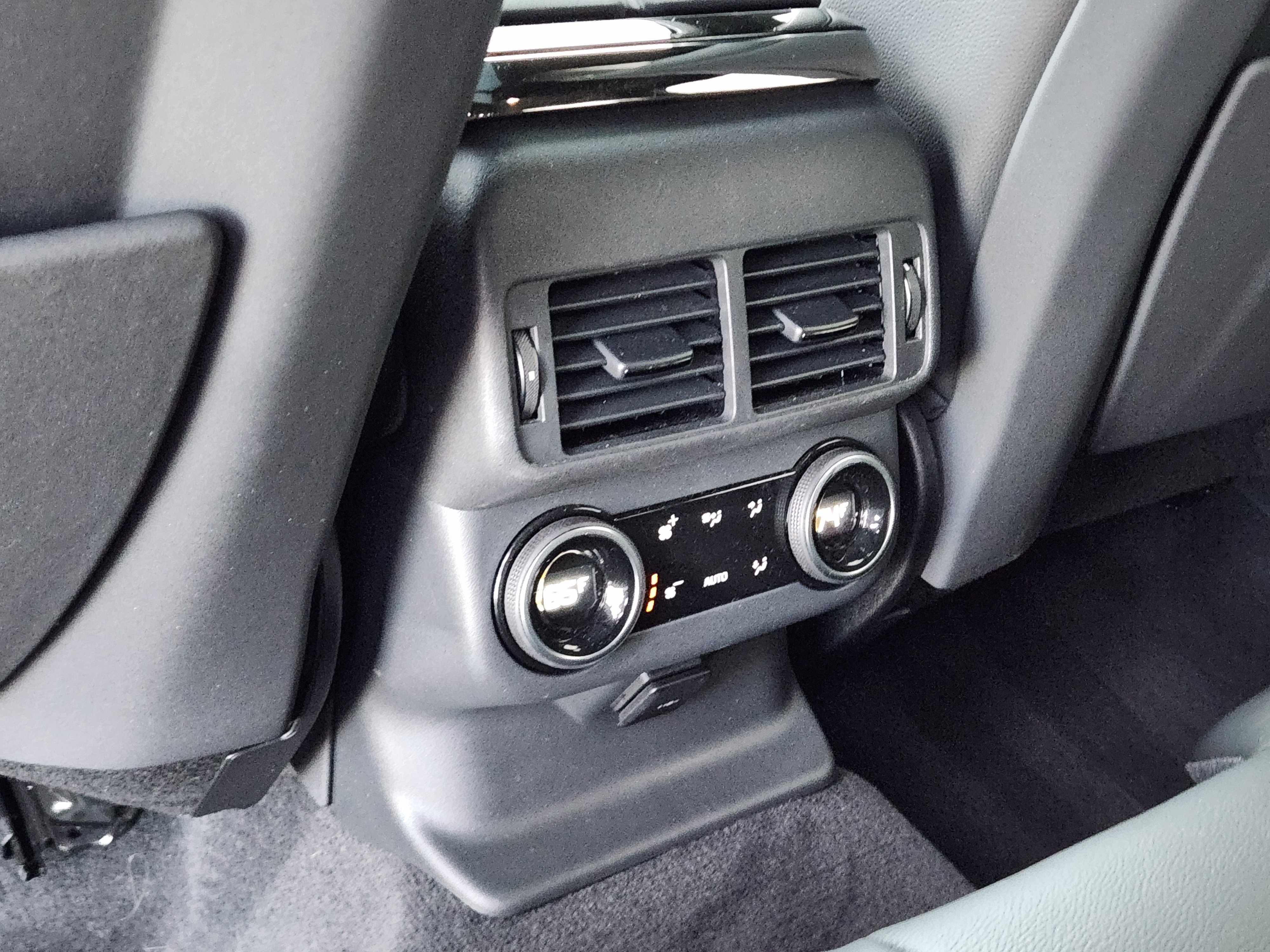 Certified 2024 Land Rover Range Rover Velar Dynamic SE image 33