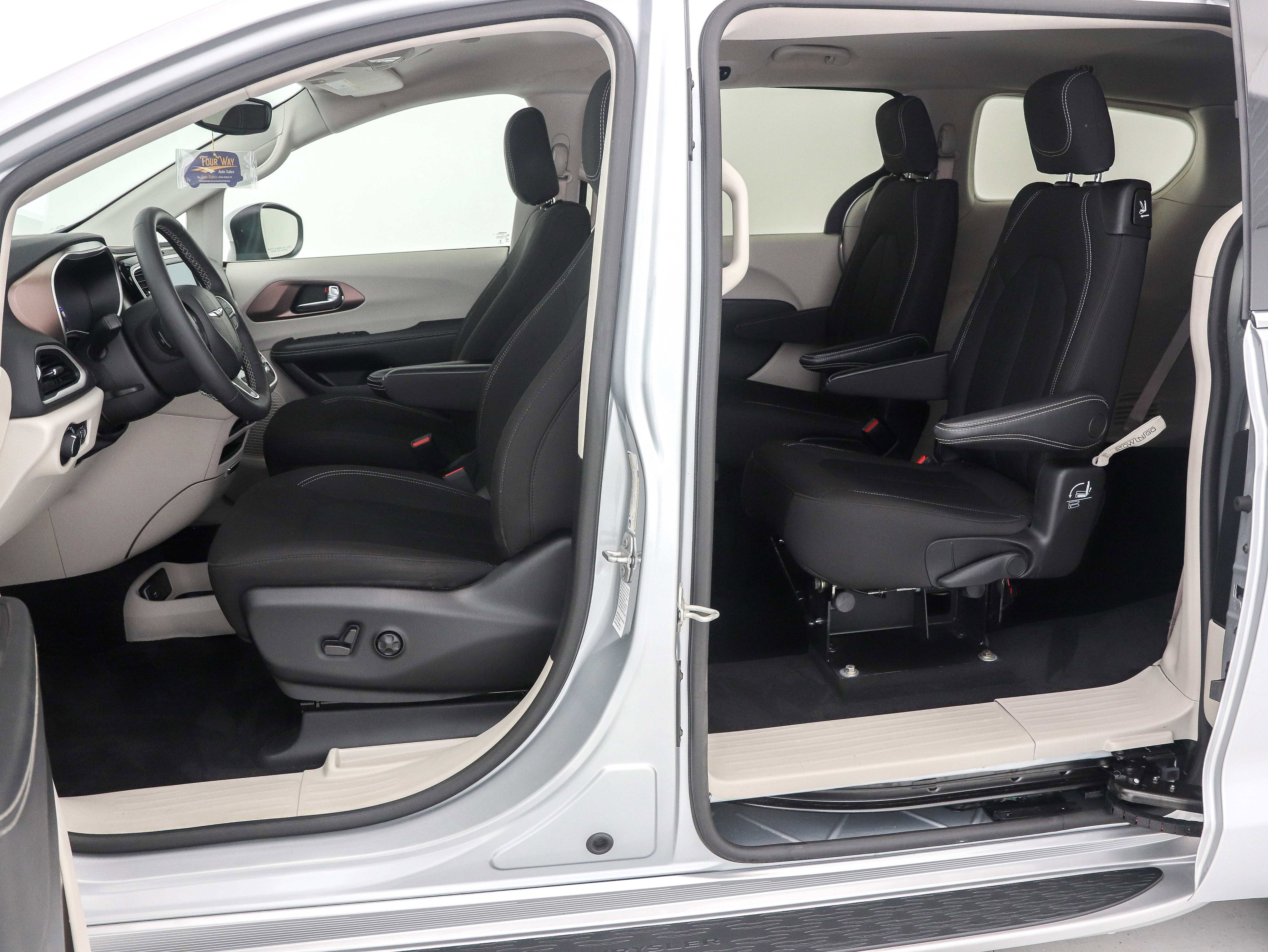 Used 2023 Chrysler Voyager LX image 18