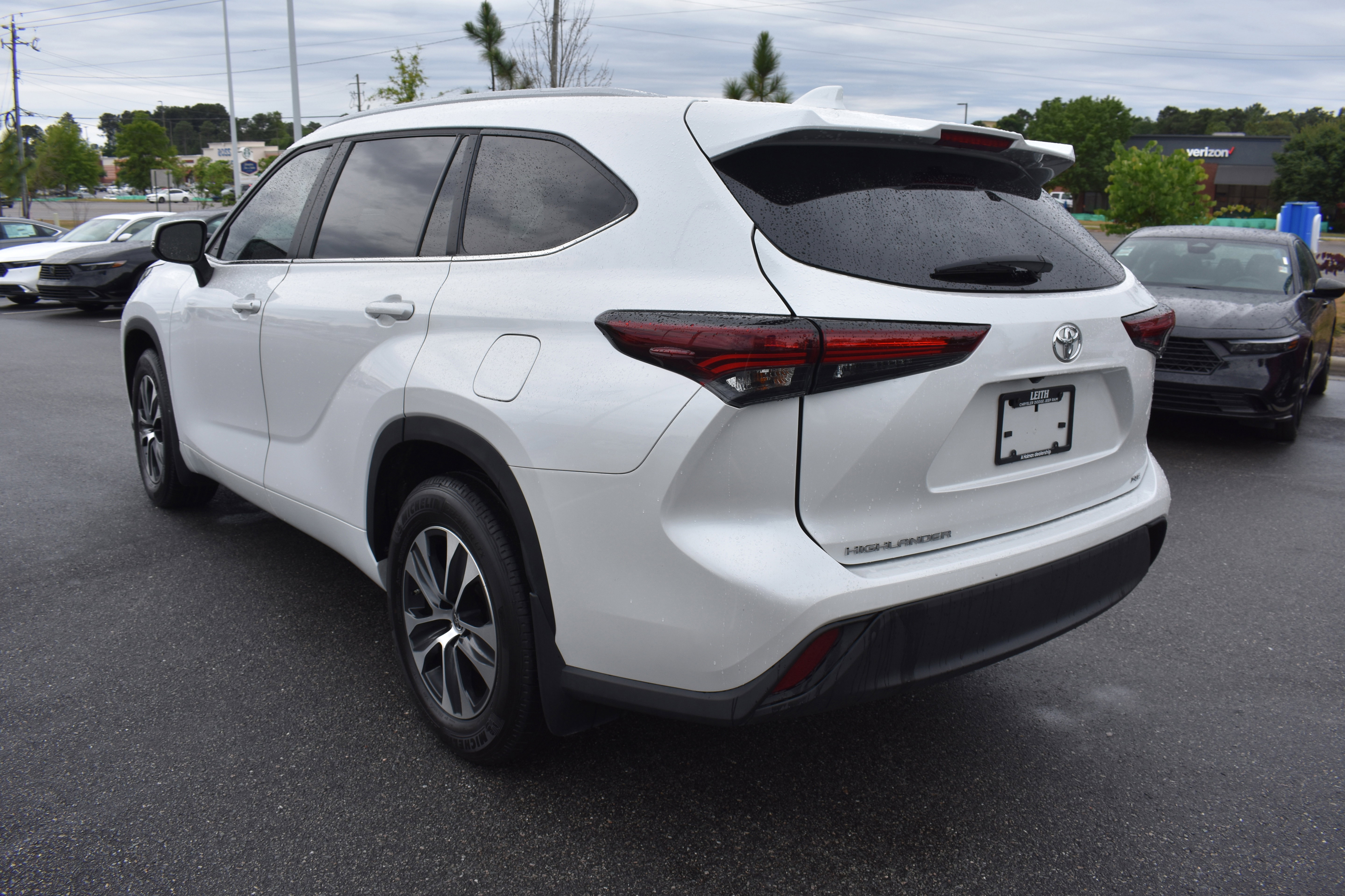 Used 2025 Toyota Highlander XLE FWD image 6