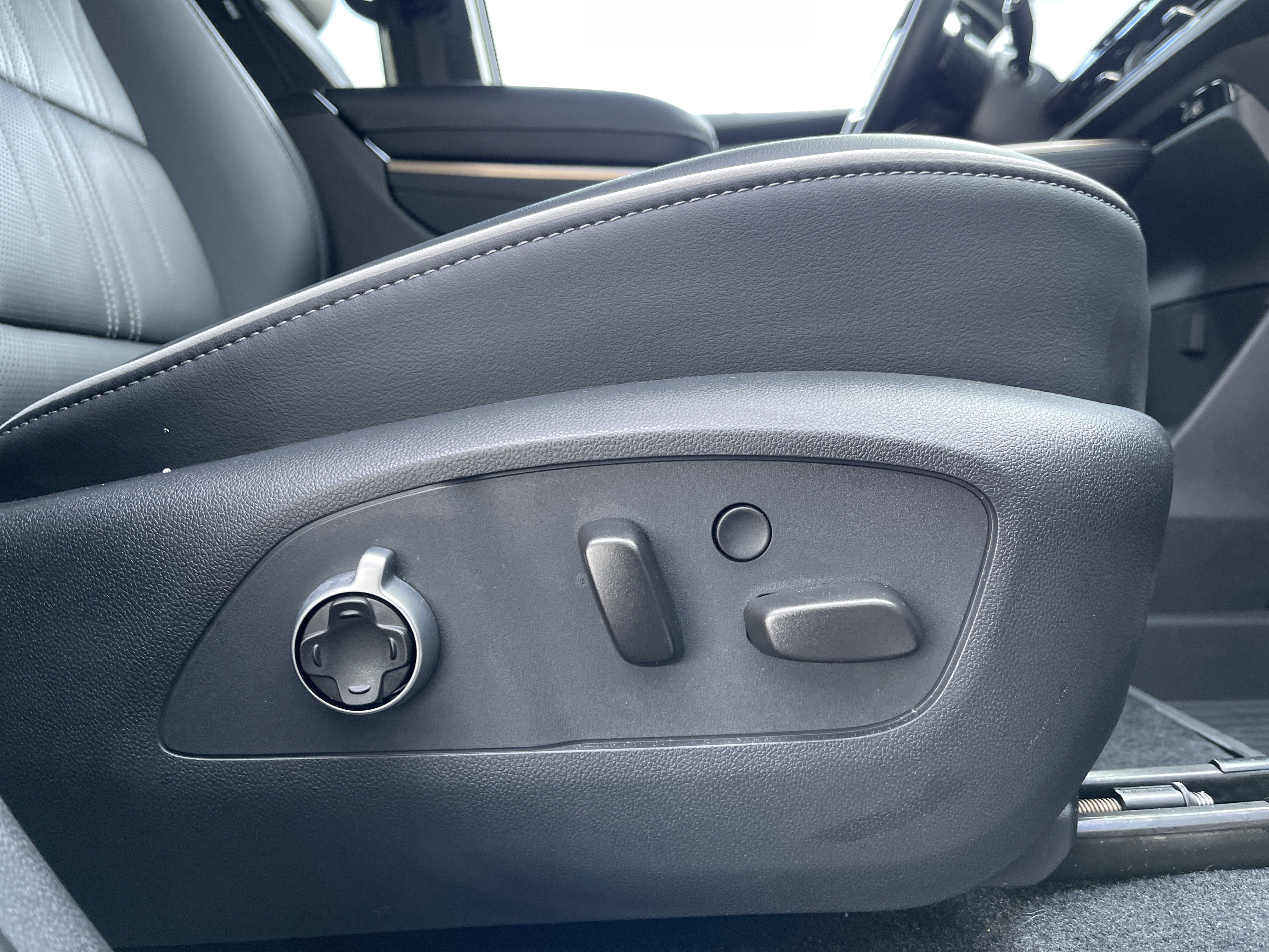 Used 2025 Buick Enclave Avenir w/ Super Cruise Package image 42