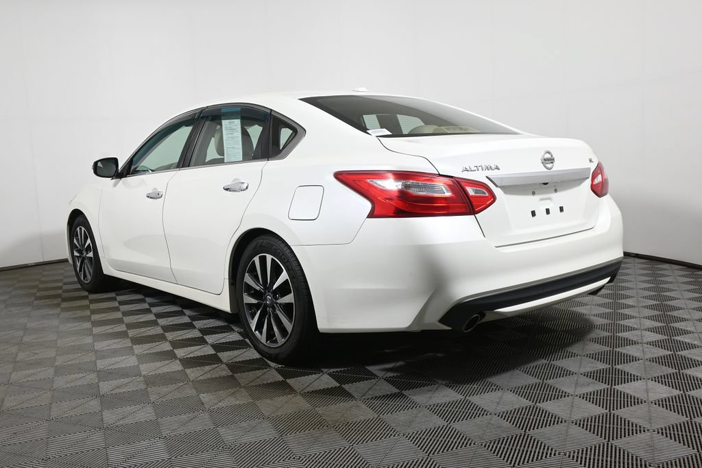 Used 2016 Nissan Altima 2.5 SL w/ Moonroof Package FWD image 5