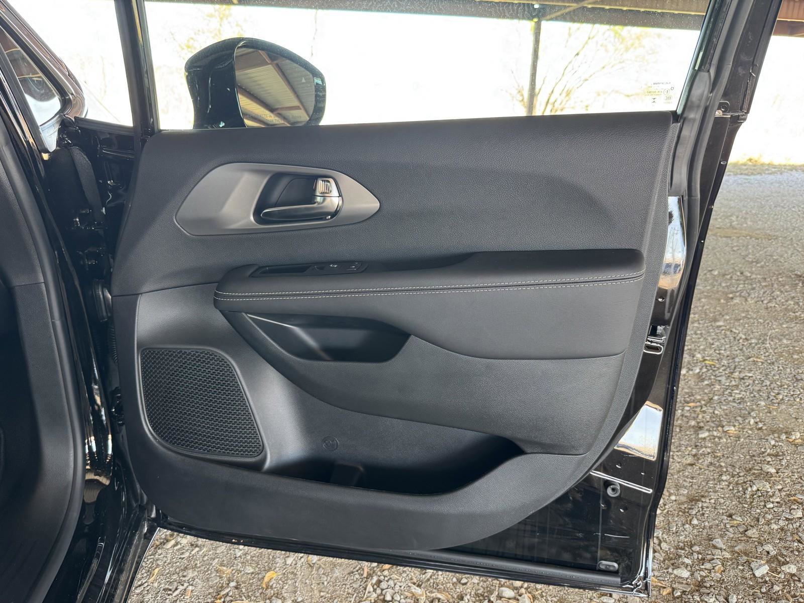 New 2026 Chrysler Pacifica Select image 39