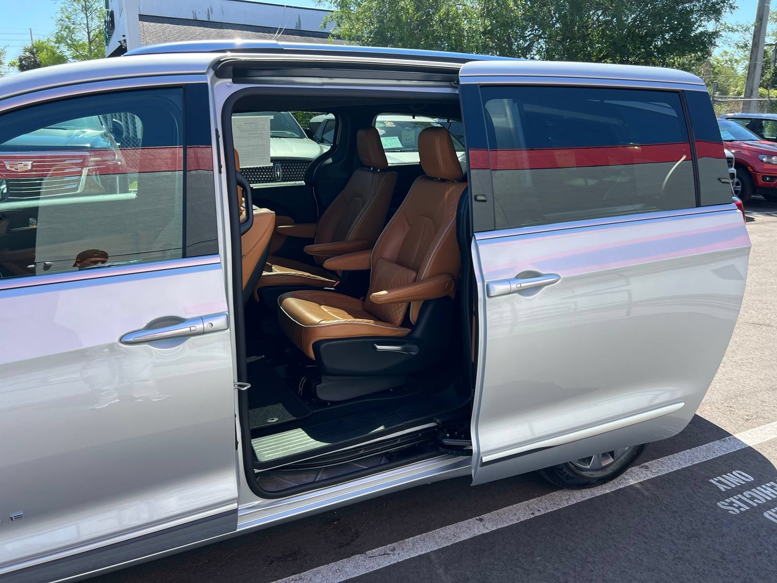 Used 2023 Chrysler Pacifica Pinnacle FWD image 57