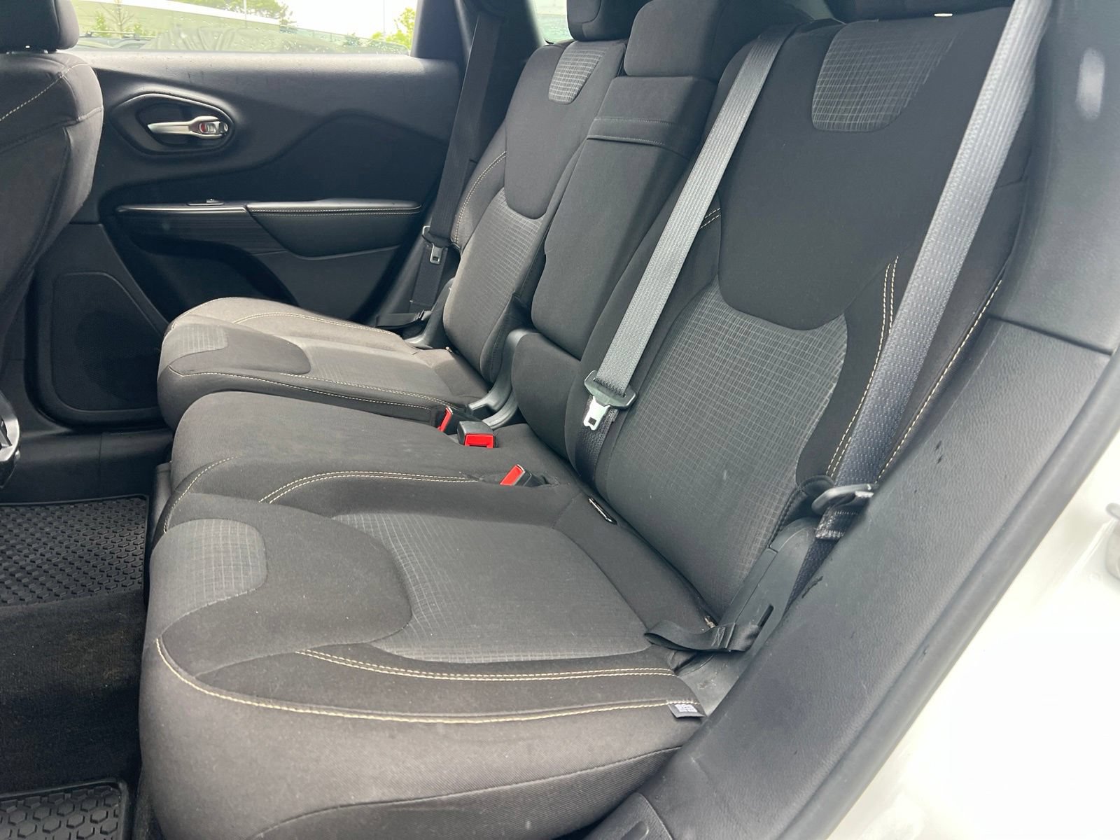 Used 2015 Jeep Cherokee Latitude w/ Cold Weather Group AWD/4WD image 27