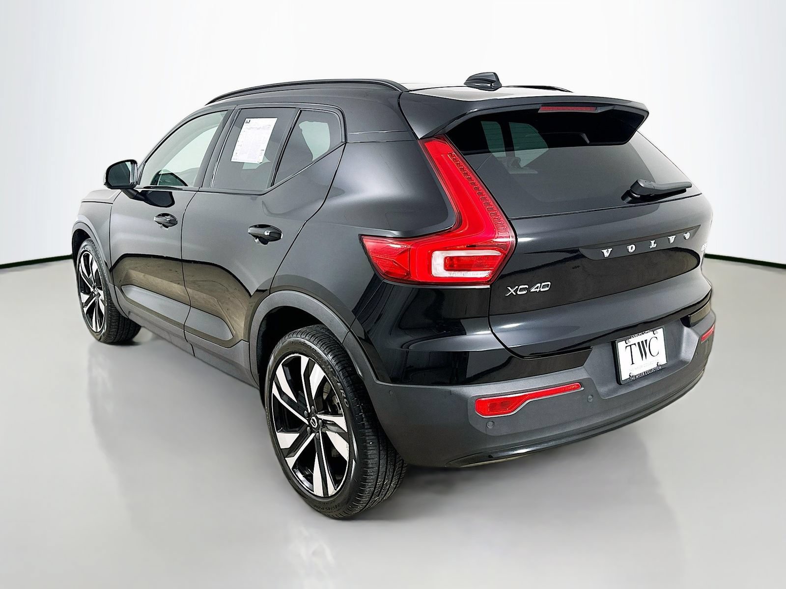 Used 2023 Volvo XC40 B5 Plus w/ Driver Assist Package AWD/4WD image 7