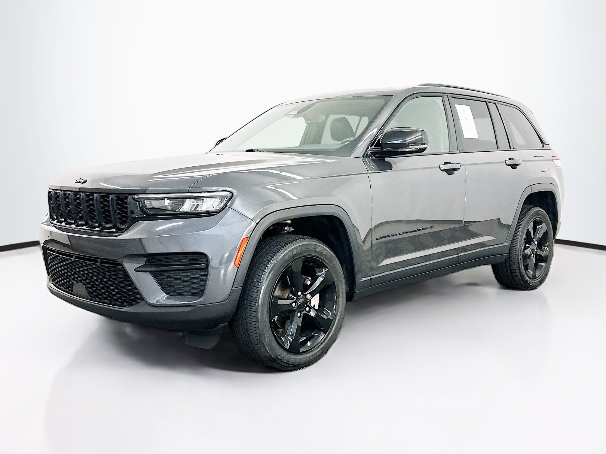 Used 2023 Jeep Grand Cherokee Laredo AWD/4WD image 3