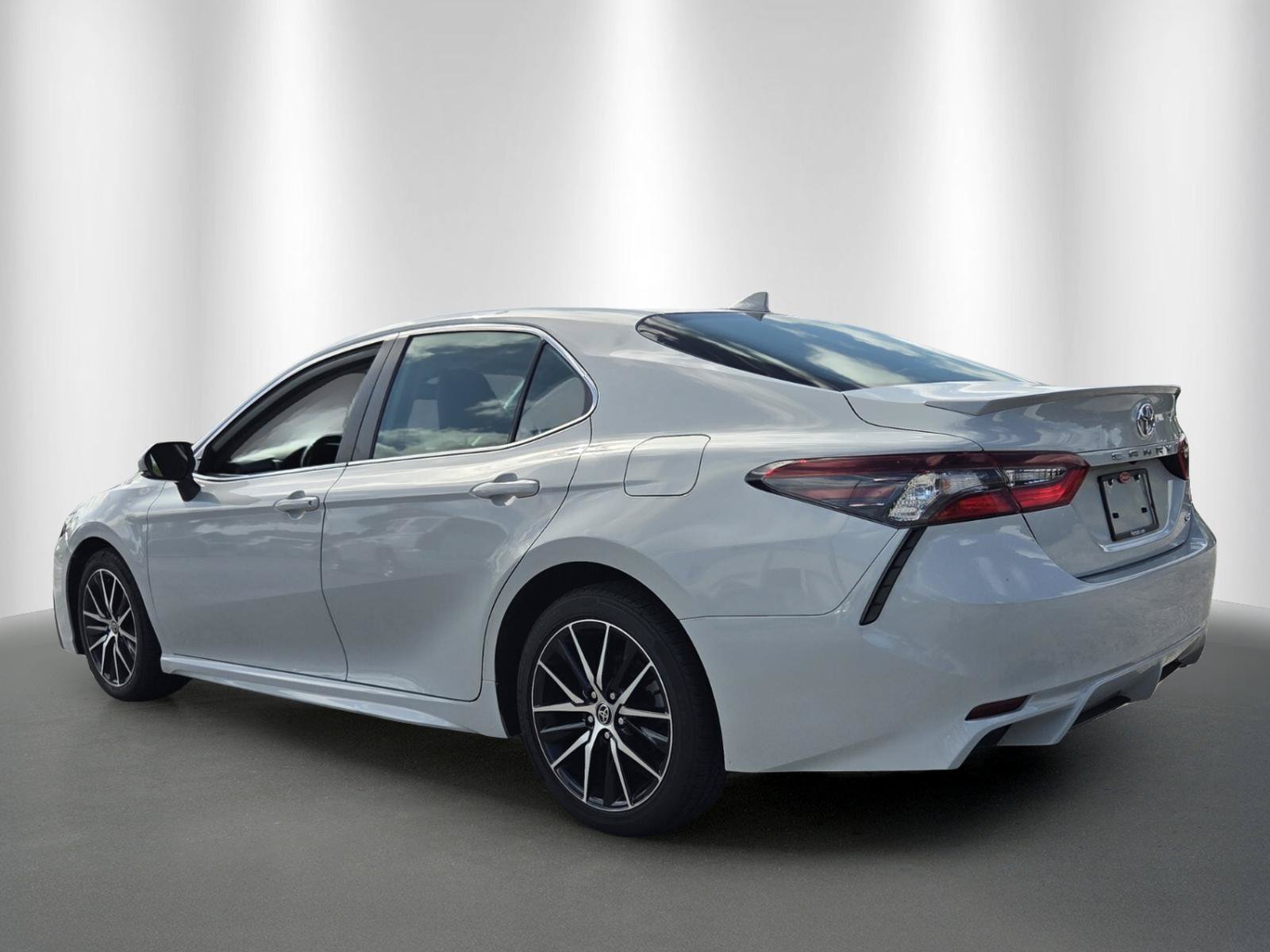 Used 2023 Toyota Camry SE FWD image 5
