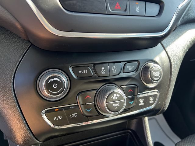 Used 2022 Jeep Cherokee Latitude Lux w/ Mopar Interior Package FWD image 18