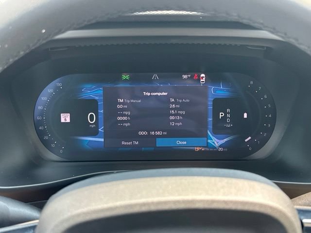 Certified 2025 Volvo XC40 B5 Plus AWD/4WD image 25