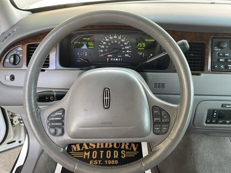 Used 1999 Lincoln Town Car Signature RWD image 29