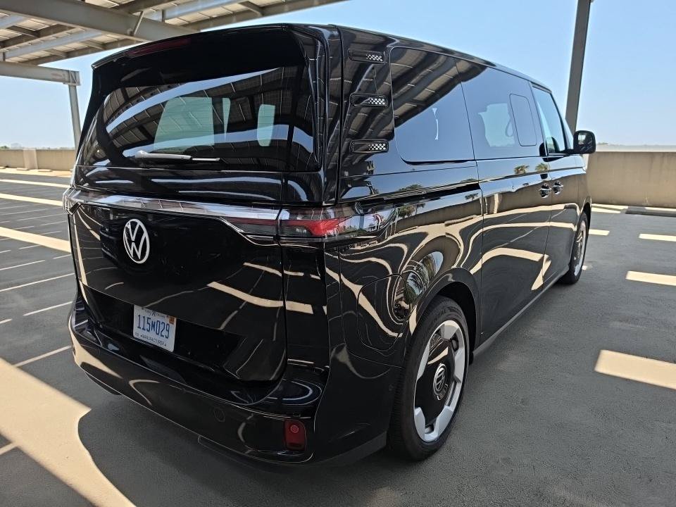 Used 2025 Volkswagen ID. Buzz Pro S Plus RWD image 6