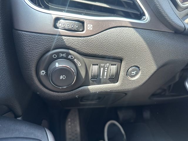 Used 2019 Jeep Cherokee Limited image 18